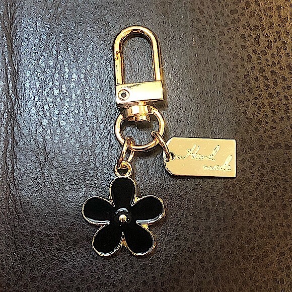 W Black Gold Flower Keychain Brand New - BAG CHARM - Picture 15 of 16